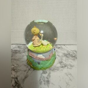 Precious®
Moments Musical Waterball